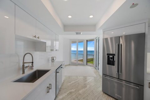 Condo in Palm Beach, Florida, 2 bedrooms  № 2087646 - photo 11