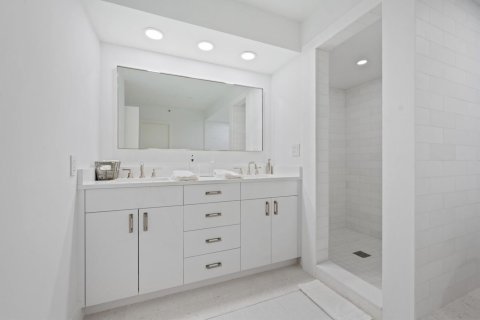Condo in Palm Beach, Florida, 2 bedrooms  № 2087646 - photo 19