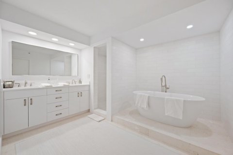Condo in Palm Beach, Florida, 2 bedrooms  № 2087646 - photo 18