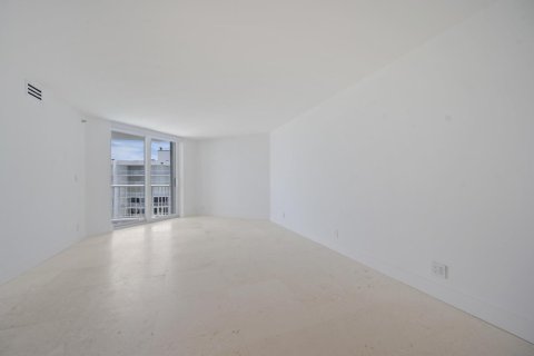 Condo in Palm Beach, Florida, 2 bedrooms  № 2087646 - photo 17