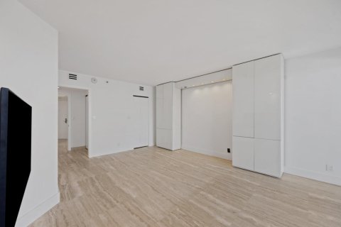 Condo in Palm Beach, Florida, 2 bedrooms  № 2087646 - photo 22