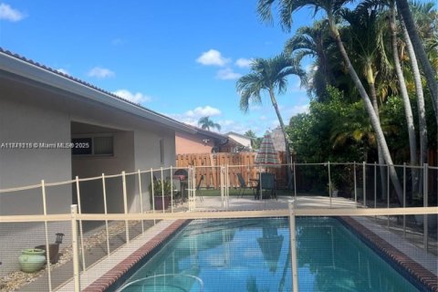 Villa ou maison à vendre à Miami, Floride: 4 chambres, 164.16 m2 № 1895829 - photo 5