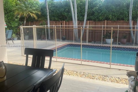 Villa ou maison à vendre à Miami, Floride: 4 chambres, 164.16 m2 № 1895829 - photo 3