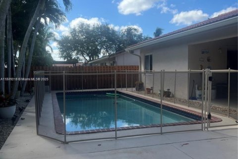 Villa ou maison à vendre à Miami, Floride: 4 chambres, 164.16 m2 № 1895829 - photo 4