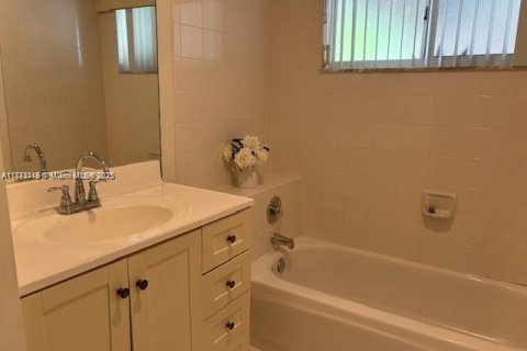 Villa ou maison à vendre à Miami, Floride: 4 chambres, 164.16 m2 № 1895829 - photo 12