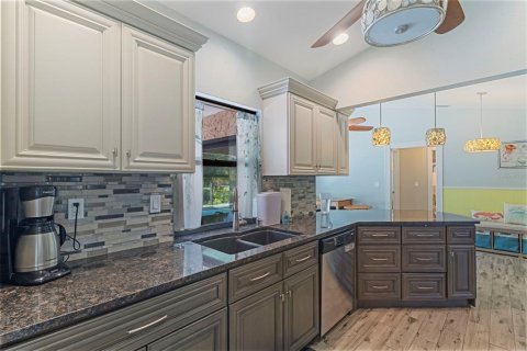 House in Punta Gorda, Florida 3 bedrooms, 181.81 sq.m. № 1881269 - photo 20