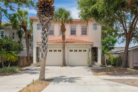 Townhouse in Tampa, Florida 3 bedrooms, 191.84 sq.m. № 1757426 - photo 1
