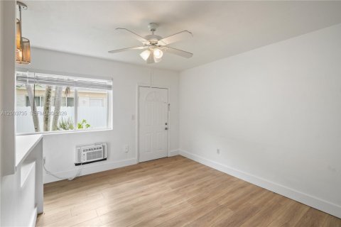 Immobilier commercial à vendre à Miami Beach, Floride: 228.91 m2 № 2252662 - photo 9