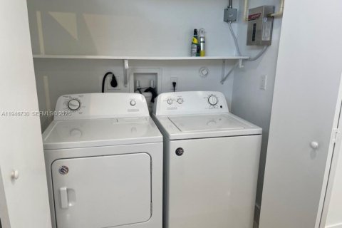 Townhouse in Hollywood, Florida 3 bedrooms, 171.87 sq.m. № 2002915 - photo 4