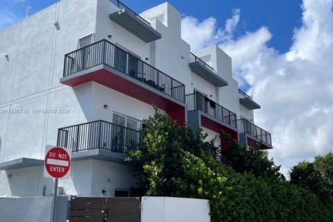 Townhouse in Hollywood, Florida 3 bedrooms, 171.87 sq.m. № 2002915 - photo 11