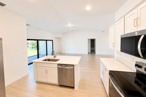 House in Port Charlotte, Florida 4 bedrooms, 169.92 sq.m. № 2233815 - photo 8