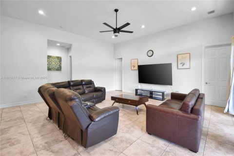 House in Southwest Ranches, Florida 4 bedrooms, 348.57 sq.m. № 1788865 - photo 17
