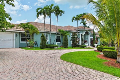 House in Southwest Ranches, Florida 4 bedrooms, 348.57 sq.m. № 1788865 - photo 2