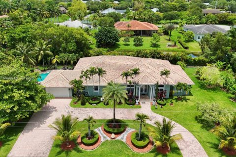 House in Southwest Ranches, Florida 4 bedrooms, 348.57 sq.m. № 1788865 - photo 1