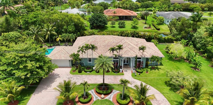 House in Southwest Ranches, Florida 4 bedrooms, 348.57 sq.m. № 1788865