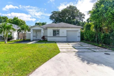 Villa ou maison à louer à Miami, Floride: 3 chambres, 169.73 m2 № 1968500 - photo 1