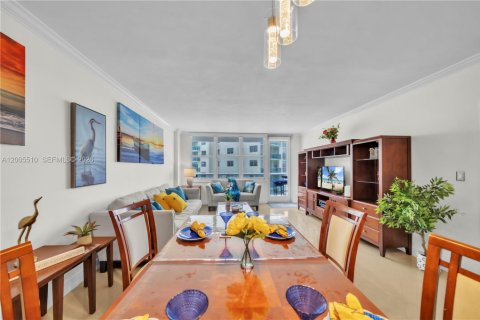 Condo in Hollywood, Florida, 1 bedroom  № 2069543 - photo 3