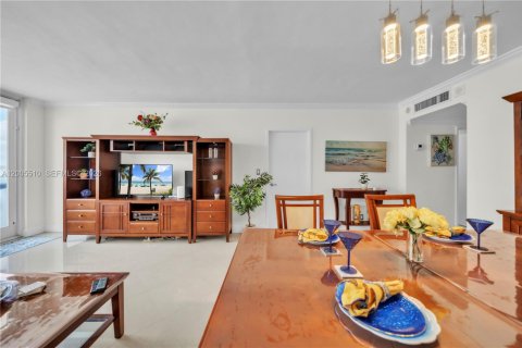 Condo in Hollywood, Florida, 1 bedroom  № 2069543 - photo 5