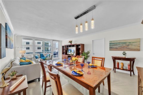 Condo in Hollywood, Florida, 1 bedroom  № 2069543 - photo 4