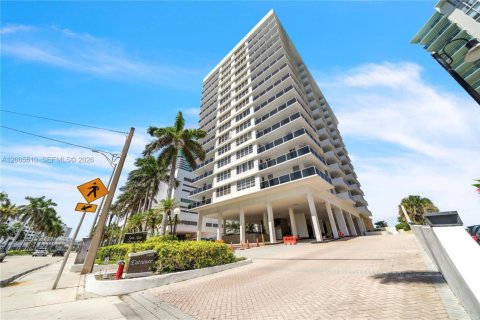 Condo in Hollywood, Florida, 1 bedroom  № 2069543 - photo 20