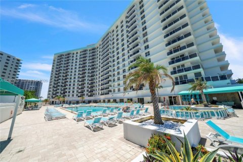 Condo in Hollywood, Florida, 1 bedroom  № 2069543 - photo 28