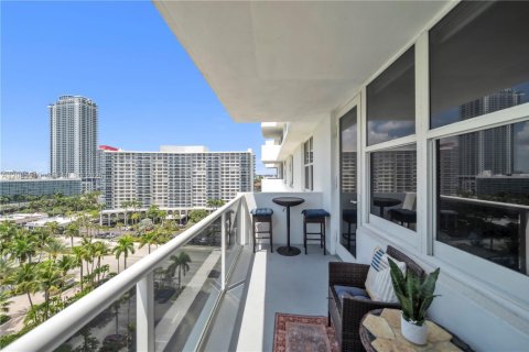 Condo in Hollywood, Florida, 1 bedroom  № 2069543 - photo 19