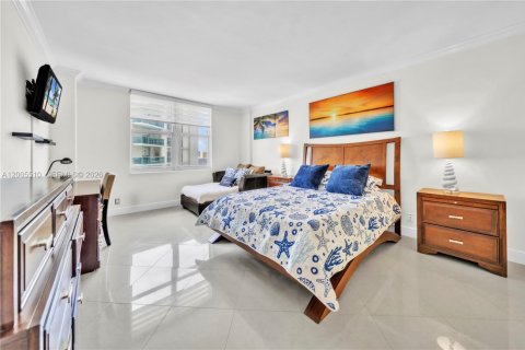 Condo in Hollywood, Florida, 1 bedroom  № 2069543 - photo 12