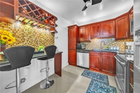 Condo in Hollywood, Florida, 1 bedroom  № 2069543 - photo 11