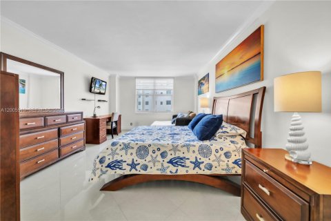 Condo in Hollywood, Florida, 1 bedroom  № 2069543 - photo 15