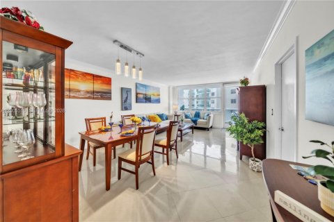 Condo in Hollywood, Florida, 1 bedroom  № 2069543 - photo 6