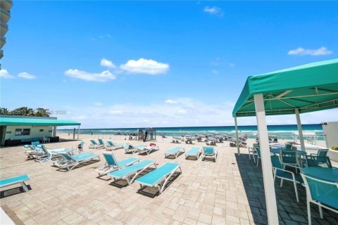 Condo in Hollywood, Florida, 1 bedroom  № 2069543 - photo 27