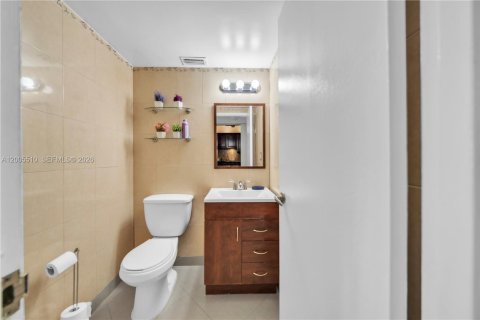 Condo in Hollywood, Florida, 1 bedroom  № 2069543 - photo 16