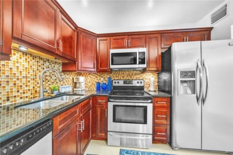 Condo in Hollywood, Florida, 1 bedroom  № 2069543 - photo 10