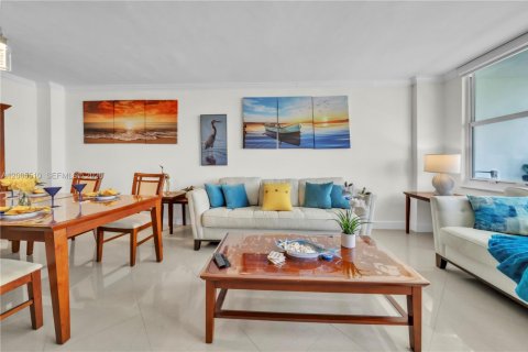 Condo in Hollywood, Florida, 1 bedroom  № 2069543 - photo 2