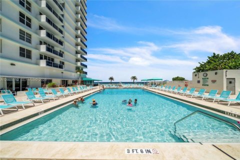 Condo in Hollywood, Florida, 1 bedroom  № 2069543 - photo 29