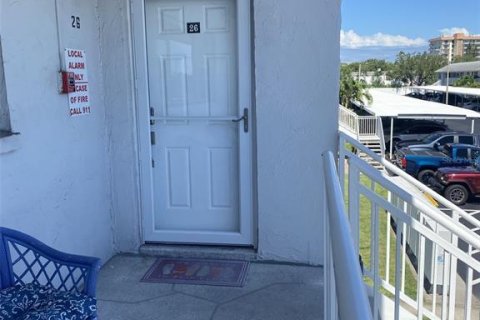Condo in Saint Petersburg, Florida, 2 bedrooms  № 1845044 - photo 1