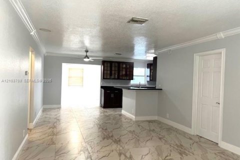 Villa ou maison à louer à Davie, Floride: 4 chambres, 118.91 m2 № 2411802 - photo 9