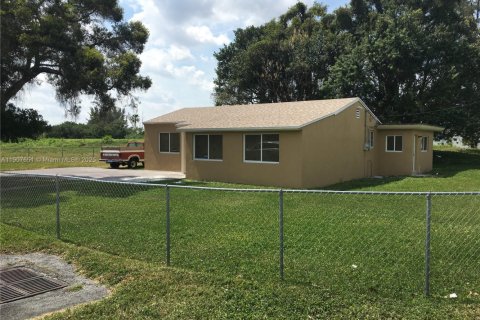 Villa ou maison à louer à Miami, Floride: 4 chambres, 141.21 m2 № 1963520 - photo 1
