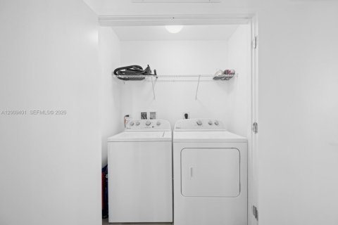 Condominio en alquiler en Miami, Florida, 2 dormitorios, 98.85 m2 № 2076606 - foto 22