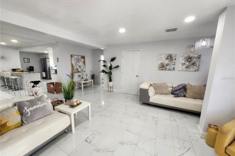 House in Riverview, Florida 4 bedrooms, 230.96 sq.m. № 2128010 - photo 8