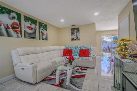 Casa en venta en Tampa, Florida, 4 dormitorios, 122.26 m2 № 1851422 - foto 4