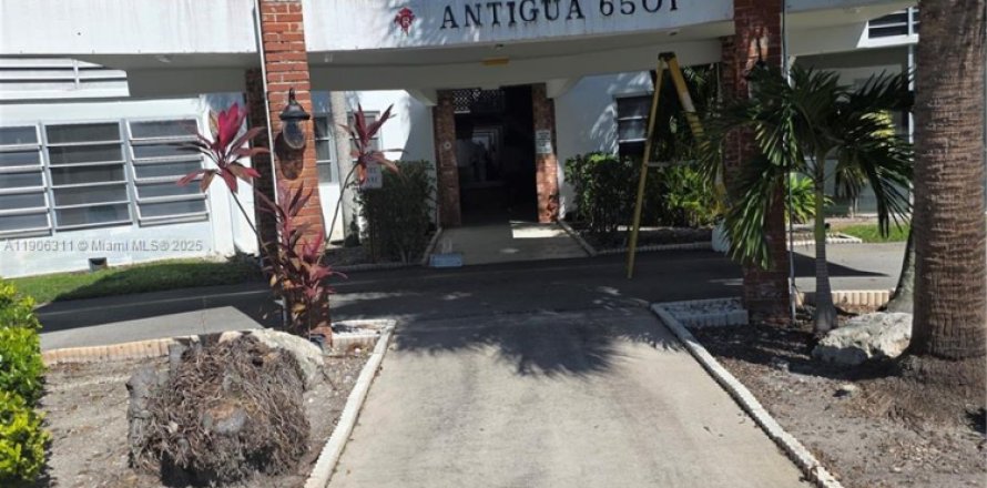 Condominio en Margate, Florida, 1 dormitorio № 1957212