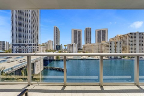 Copropriété à louer à Hallandale Beach, Floride: 4 chambres, 146.51 m2 № 1934608 - photo 1