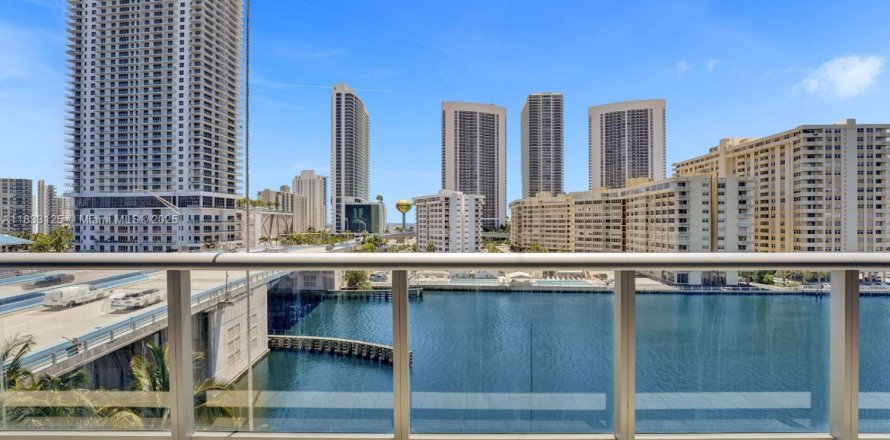 Condo in Hallandale Beach, Florida, 4 bedrooms № 1934608