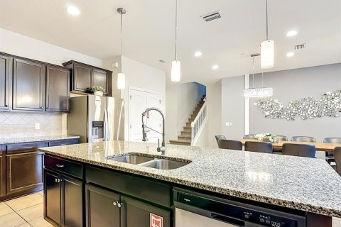 Casa en venta en Kissimmee, Florida, 9 dormitorios, 407.93 m2 № 2203035 - foto 4