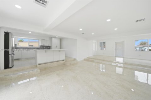 House in Miami Gardens, Florida 4 bedrooms, 173.82 sq.m. № 2062501 - photo 7