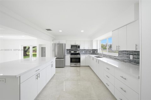 House in Miami Gardens, Florida 4 bedrooms, 173.82 sq.m. № 2062501 - photo 10