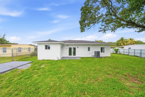 House in Miami Gardens, Florida 4 bedrooms, 173.82 sq.m. № 2062501 - photo 25