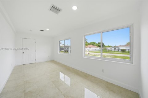 House in Miami Gardens, Florida 4 bedrooms, 173.82 sq.m. № 2062501 - photo 14