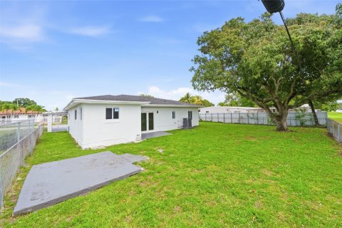 House in Miami Gardens, Florida 4 bedrooms, 173.82 sq.m. № 2062501 - photo 24